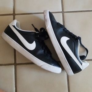 Black and white Nike Court Tours